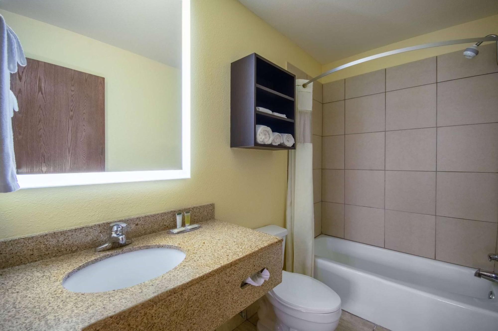 Days Inn & Suites By Wyndham ווטרלו מראה חיצוני תמונה