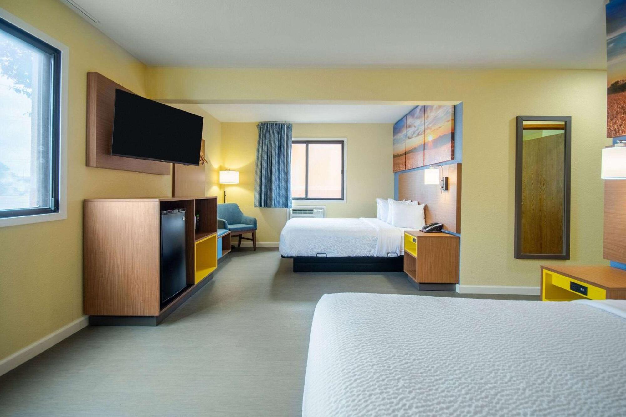 Days Inn & Suites By Wyndham ווטרלו מראה חיצוני תמונה