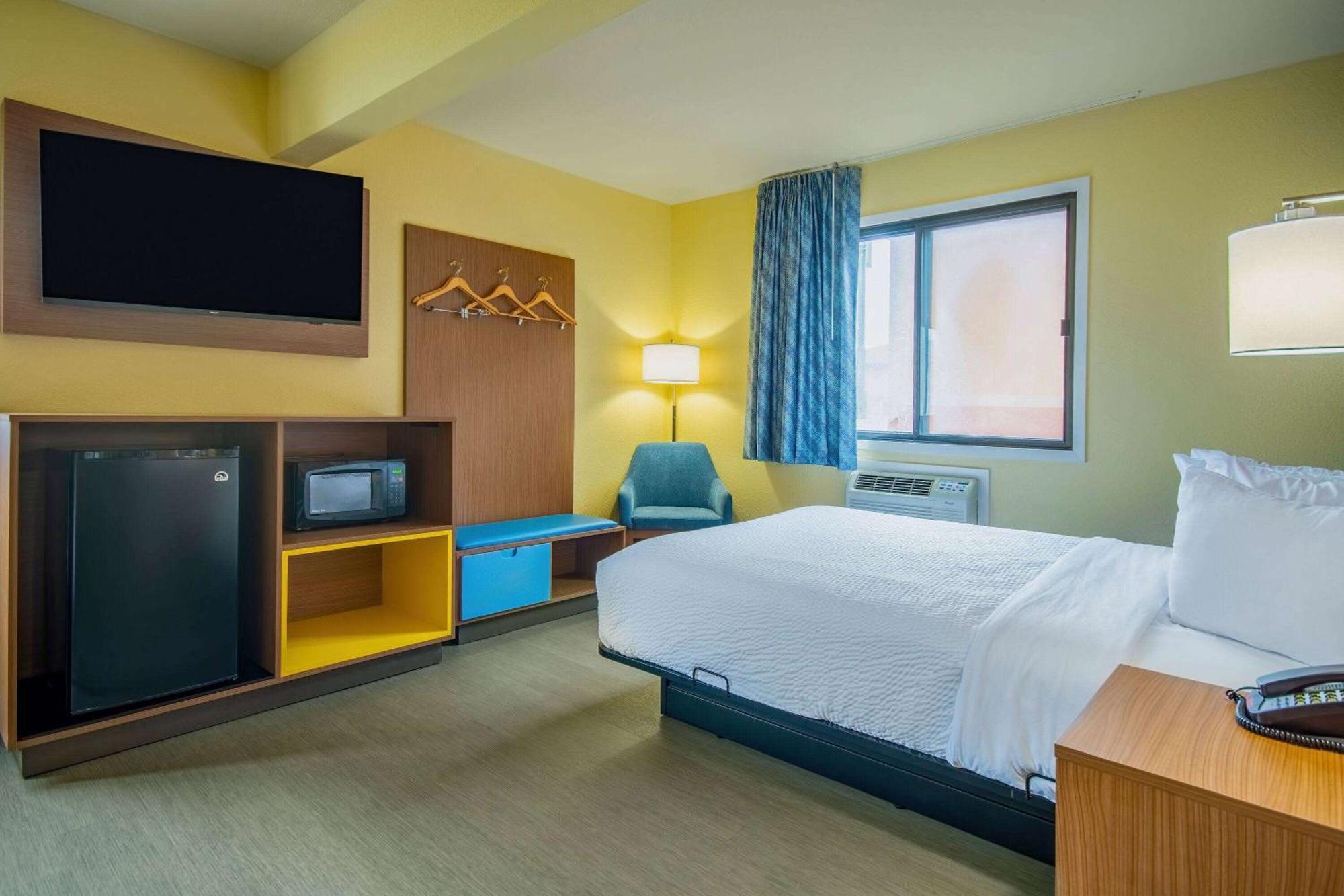 Days Inn & Suites By Wyndham ווטרלו מראה חיצוני תמונה