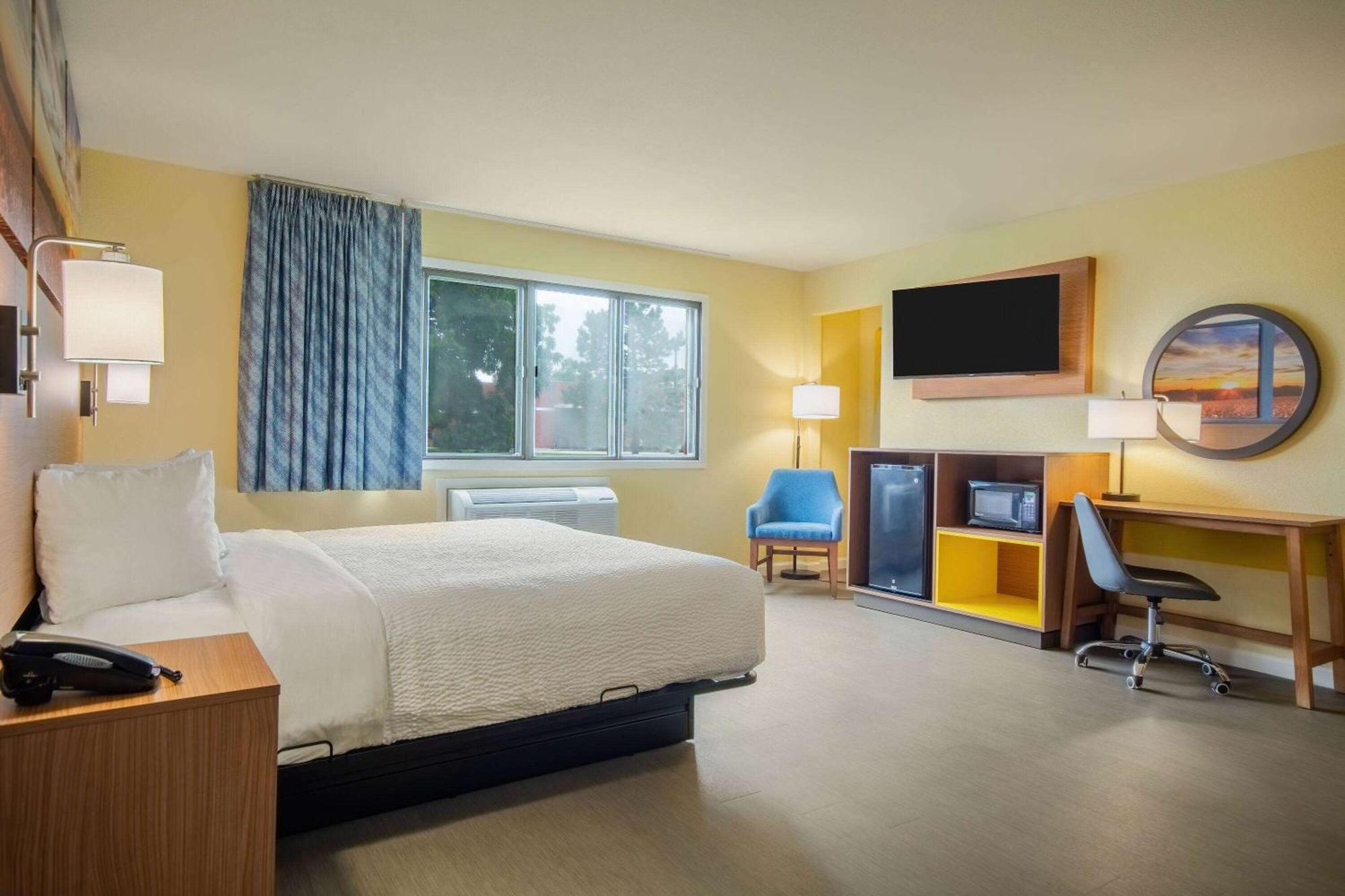 Days Inn & Suites By Wyndham ווטרלו מראה חיצוני תמונה