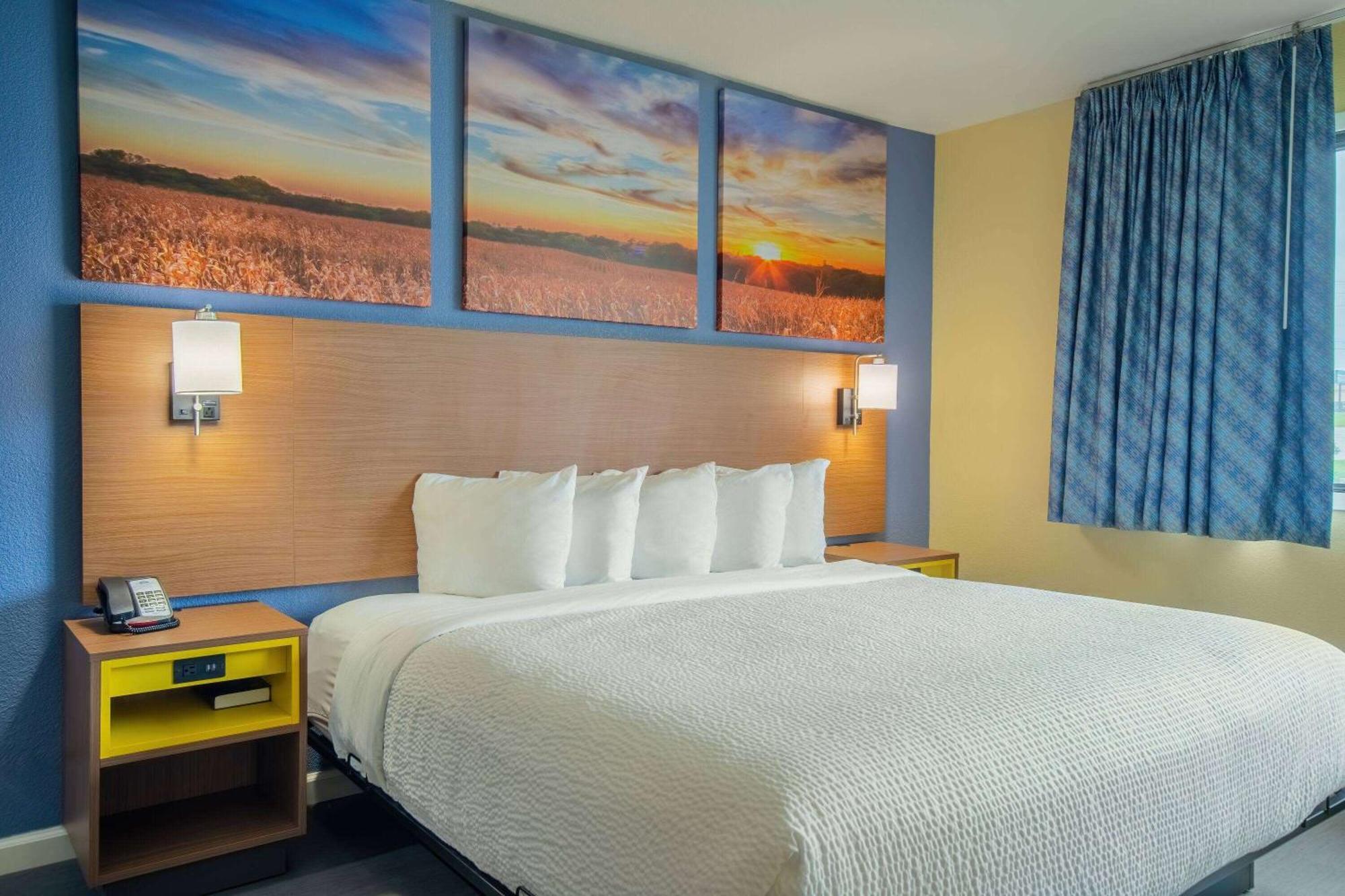 Days Inn & Suites By Wyndham ווטרלו מראה חיצוני תמונה