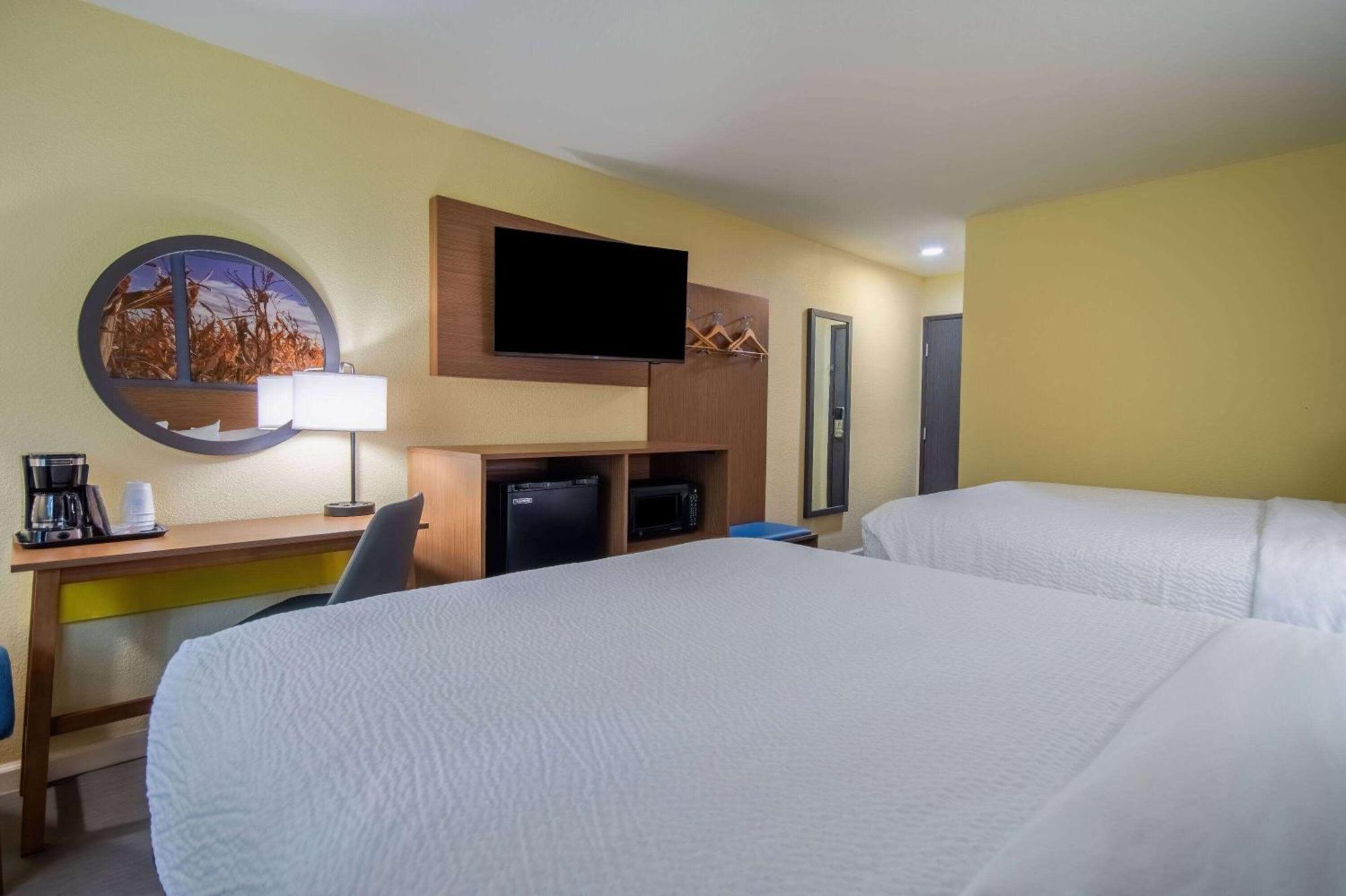 Days Inn & Suites By Wyndham ווטרלו מראה חיצוני תמונה