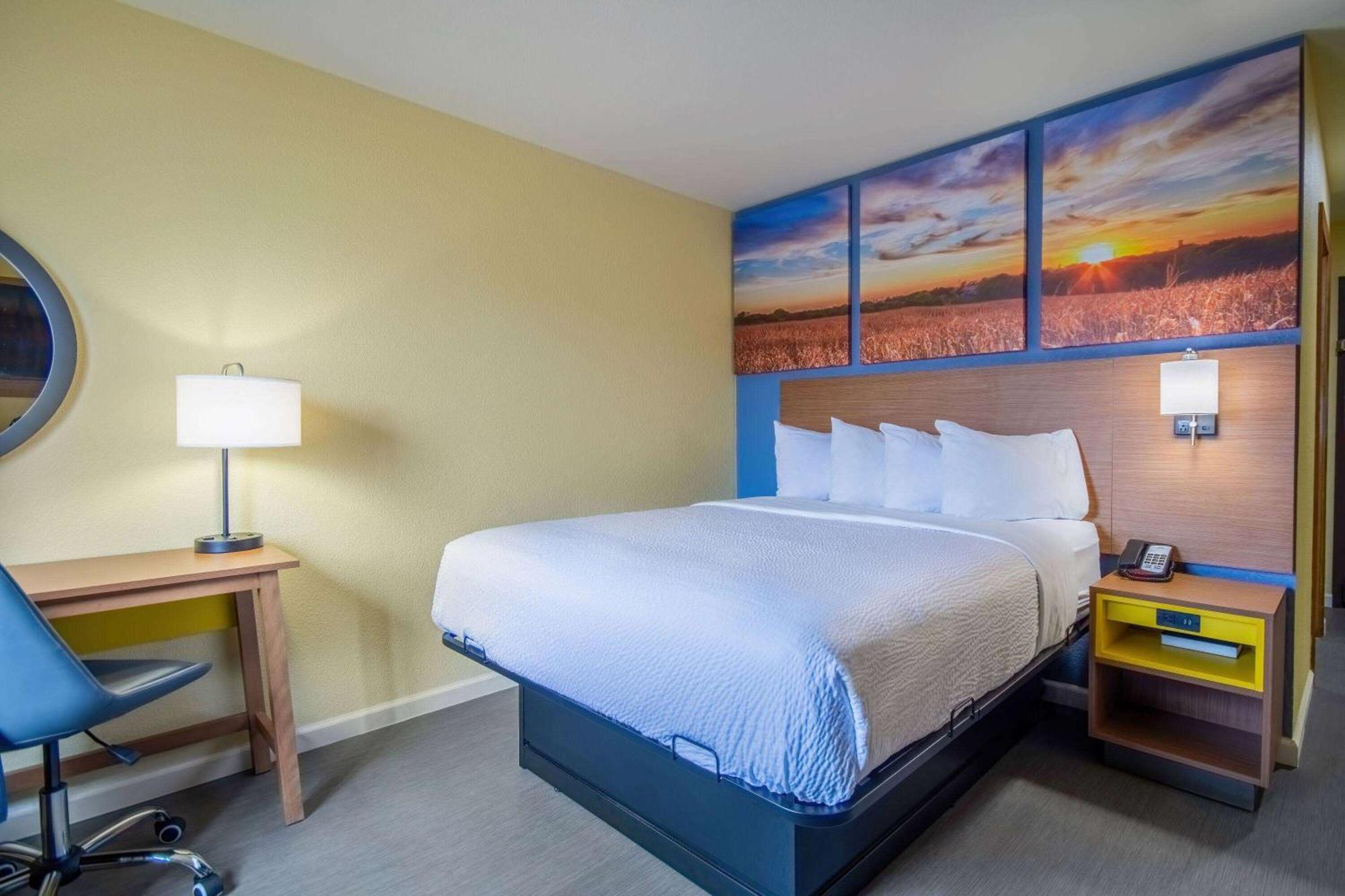 Days Inn & Suites By Wyndham ווטרלו מראה חיצוני תמונה