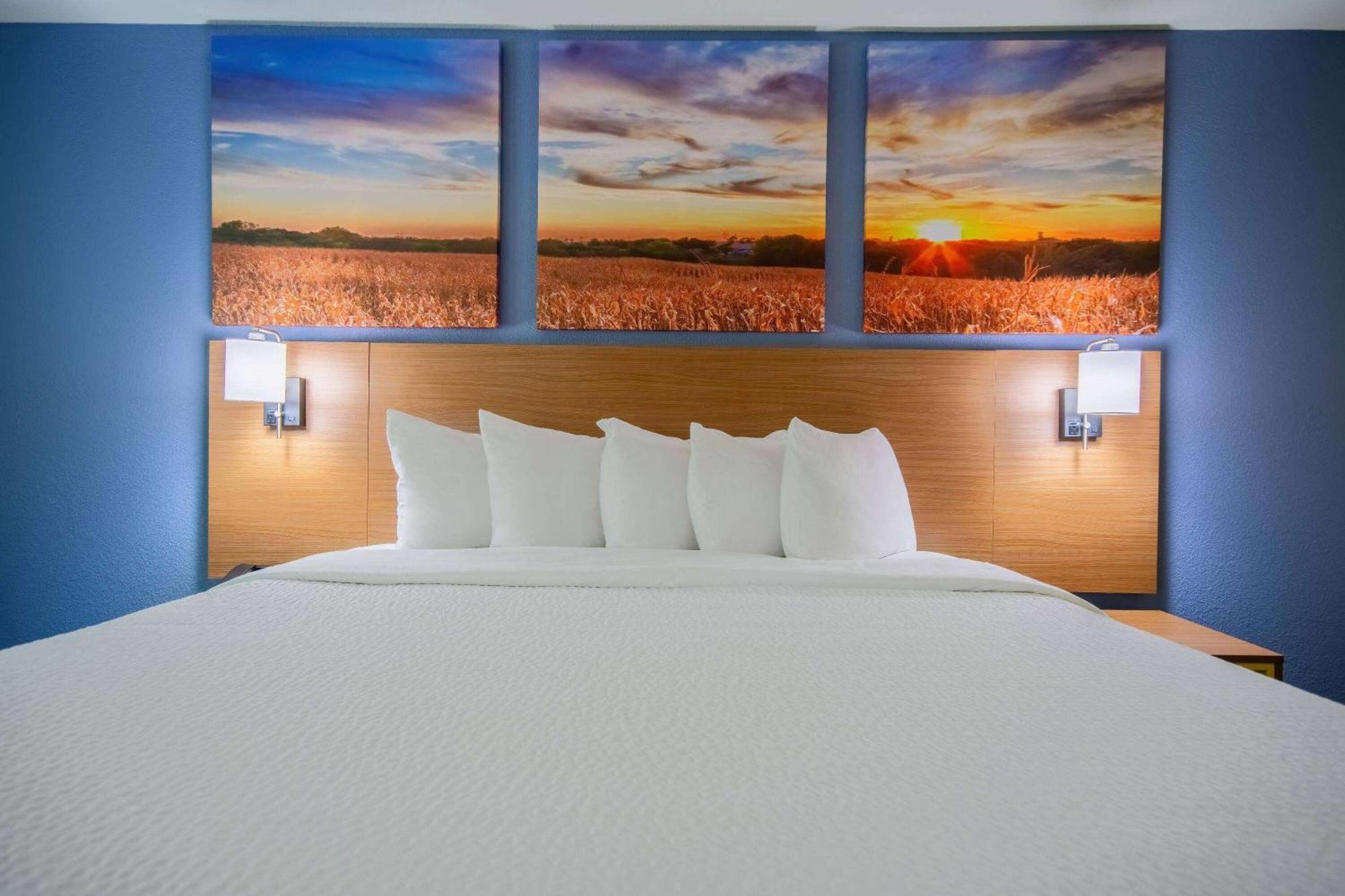 Days Inn & Suites By Wyndham ווטרלו מראה חיצוני תמונה