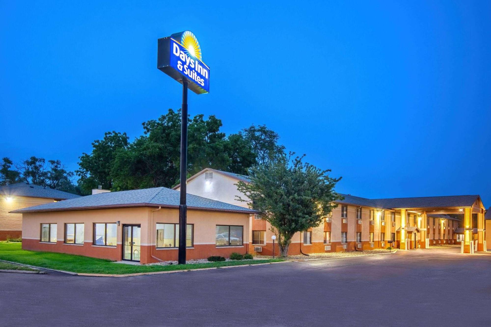Days Inn & Suites By Wyndham ווטרלו מראה חיצוני תמונה