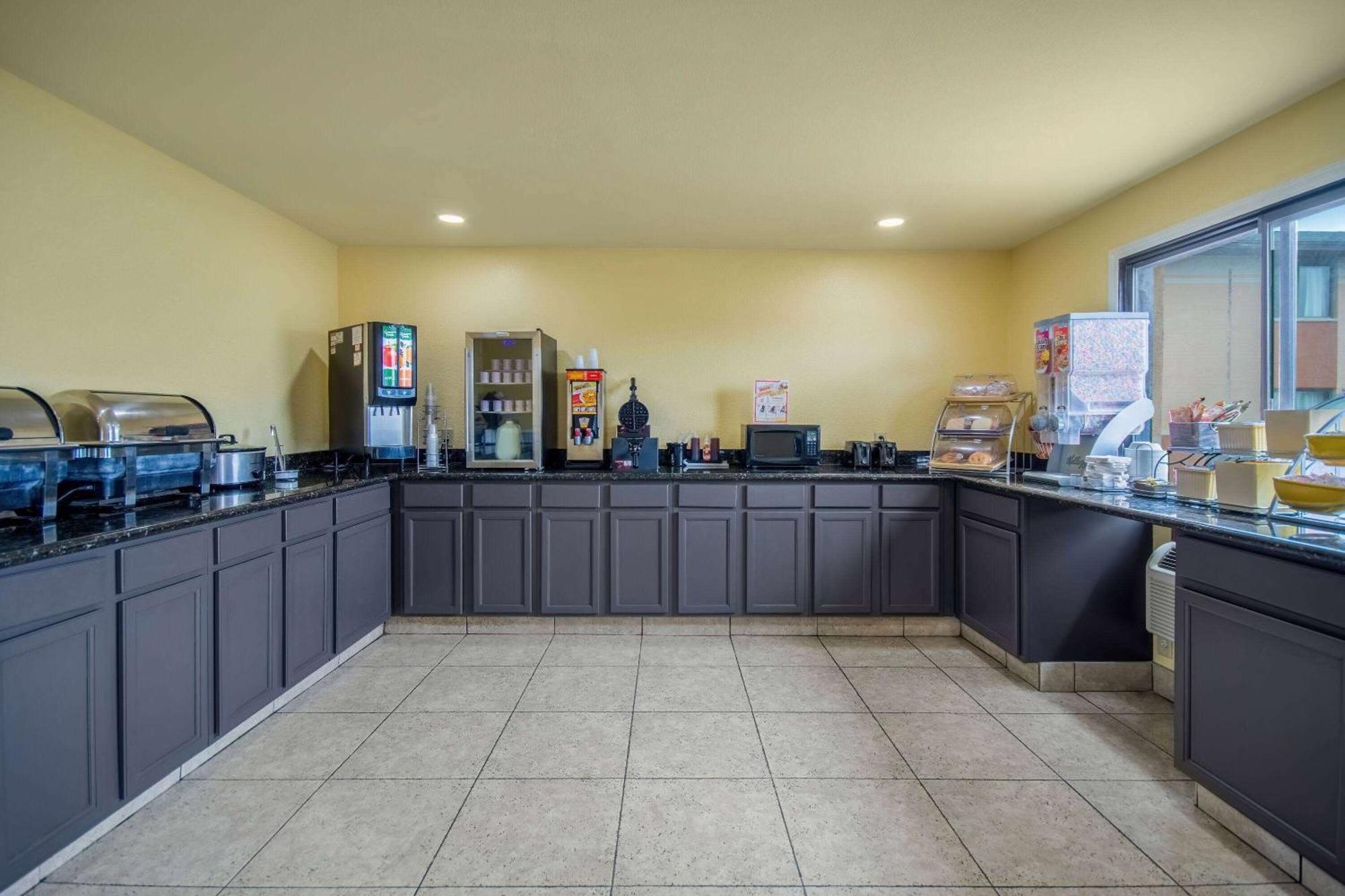 Days Inn & Suites By Wyndham ווטרלו מראה חיצוני תמונה