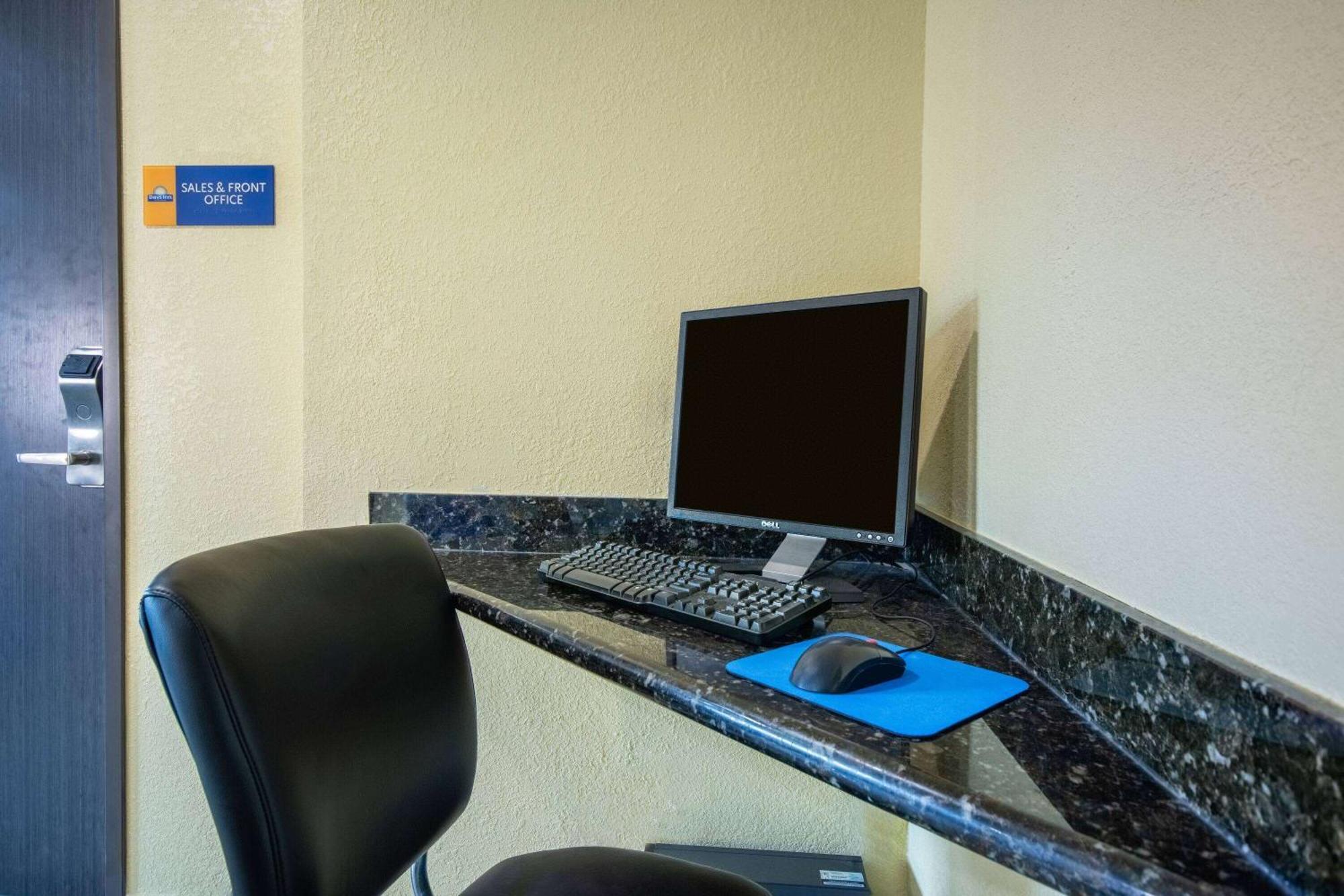 Days Inn & Suites By Wyndham ווטרלו מראה חיצוני תמונה