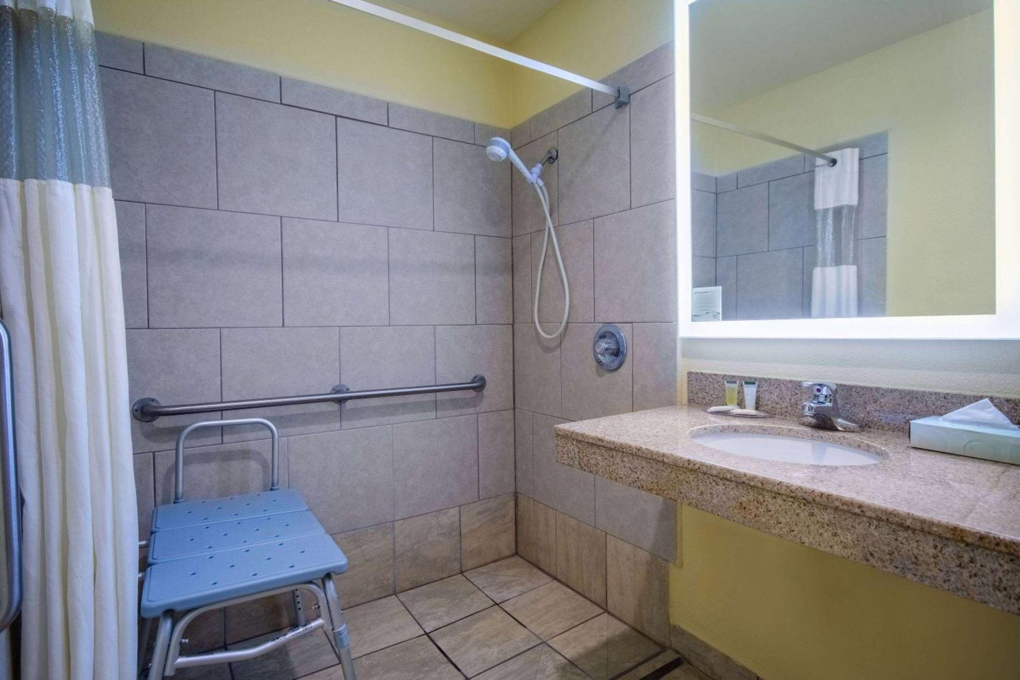 Days Inn & Suites By Wyndham ווטרלו מראה חיצוני תמונה