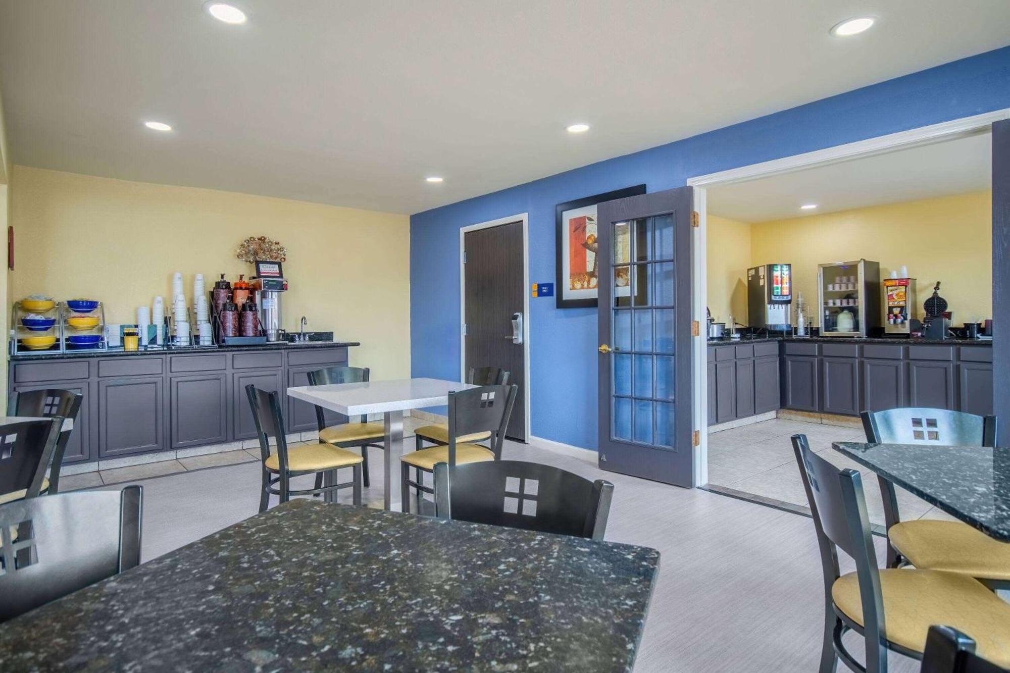 Days Inn & Suites By Wyndham ווטרלו מראה חיצוני תמונה